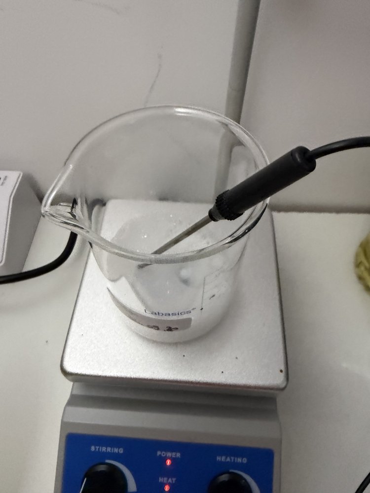 Bécher sur agitateur magnétique avec sonde de température, lors d’un essai de formulation